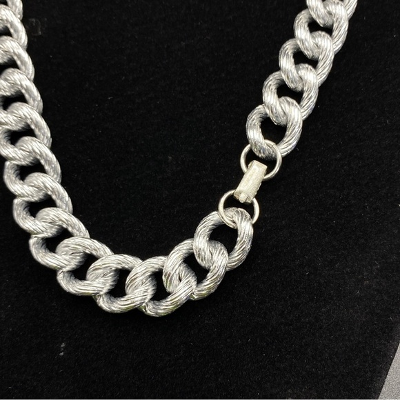 Textured Silver Tone Curb Chain Bulky Vintage Necklace - Picture 4 of 9